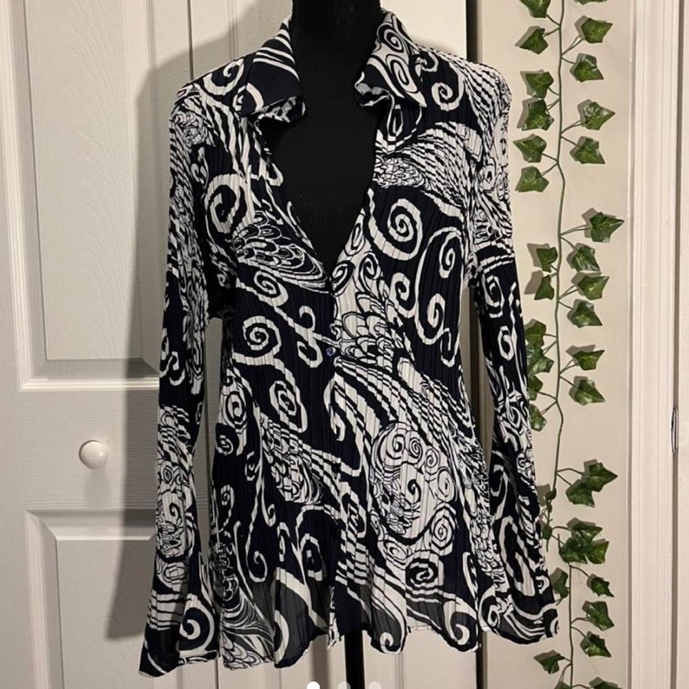 Patterned pleated blouse💫